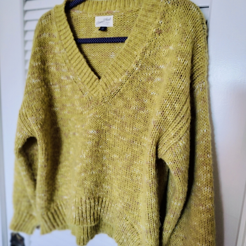 Universal Thread Women's V-Neck Cropped Fuzzy Sweater Size Medium